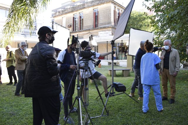 En acción. En los patios del Centenario se rodó parte de la ficción del documental rosarino.&nbsp;