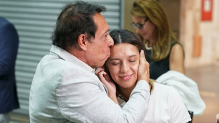 Agostina Páez en su regreso a Argentina junto a su padre Mariano