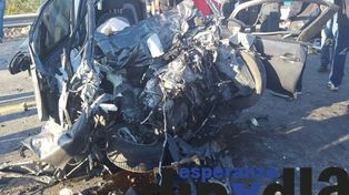 Impactante choque entre un auto y un colectivo con pasajeros en Ruta 70