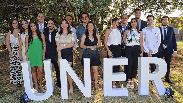 Flamantes egresados. Los jóvenes bioingenieros recibieron su reconocimiento en una ceremonia que se realizó en la Facultad de Ingeniería de la Universidad Nacional de Entre Ríos