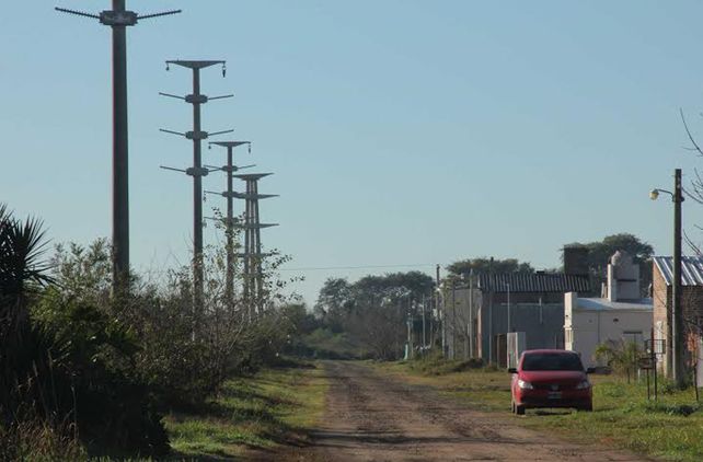 Afectados. Los vecinos de calle Rafael Hernández tienen las torres de alta tensión a menos de 20 metros de sus casas.