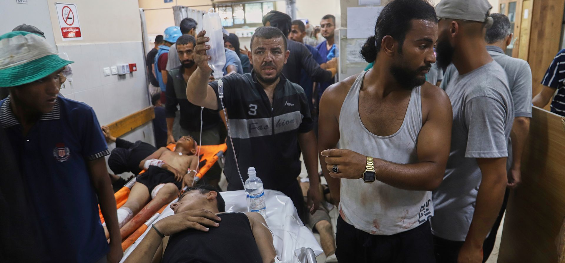 Palestinos heridos al regresar de uno de los centros de distribución de la Fundación Humanitaria de Gaza, operado por la organización respaldada por Estados Unidos, según el Hospital Nasser, reciben atención médica en Khan Younis, el lunes 30 de junio de 2025. (Foto AP/Mariam Dagga) Palestinos heridos al regresar de uno de los centros de distribución de la Fundación Humanitaria de Gaza, operado por la organización respaldada por Estados Unidos, según el Hospital Nasser, reciben atención médica en Khan Younis, el lunes 30 de junio de 2025. (Foto AP/Mariam Dagga)