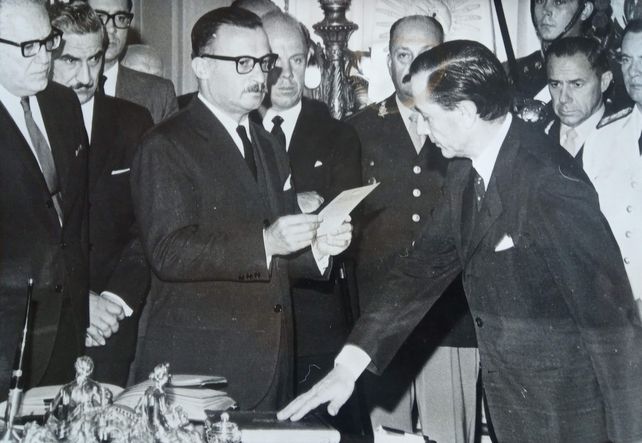 El dictador Juan Carlos Onganía toma juramento a Guillermo Borda como ministro del Interior de Revolución Argentina.