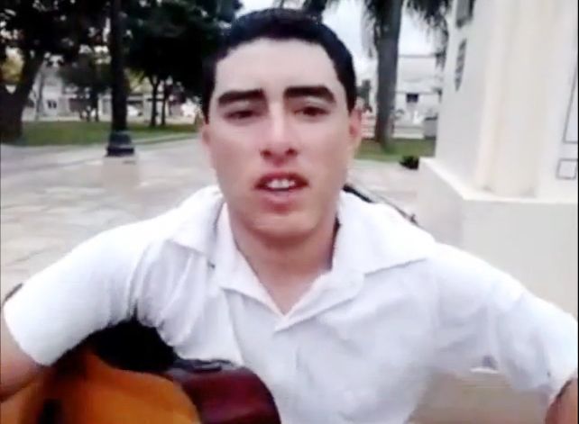 Imperdible: un sancarlino hace su disco rayado... ¡y la rompe!