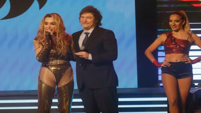 El presidente Javier Milei en el teatro junto a su novia Fátima Florez.