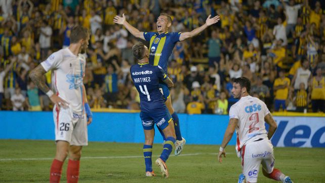El goleador está de regreso: Central derrotó a Arsenal con un hat-trick de Marco Ruben