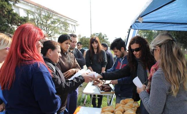 Médicos del Eva Perón de Baigorria protestaron por la calidad de la comida haciendo una choripaneada