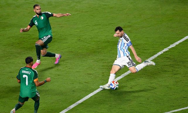 Messi le pega desde el borde del área y marca el tercer gol de Argentina frente a Argelia.
