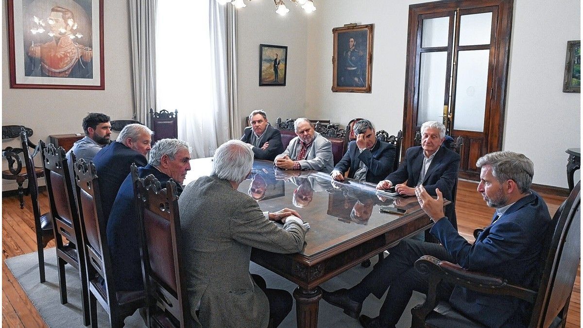 Entre Ríos: Frigerio analizó con la CRA y la Farer alternativas para mejorar los caminos rurales