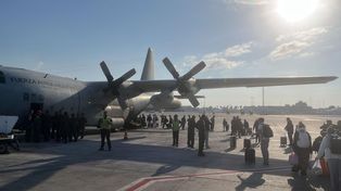 El primer grupo de argentinos repatriados de Israel voló en un avión Hércules c-130 del aeropuerto de Tel Aviv a Roma, Italia.&nbsp;