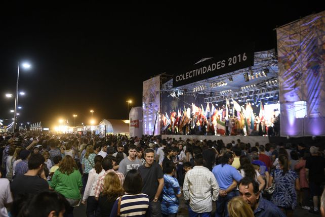 Miles de personas llegaron a partir de las 20 y traspasaron largamente el horario de la medianoche.
