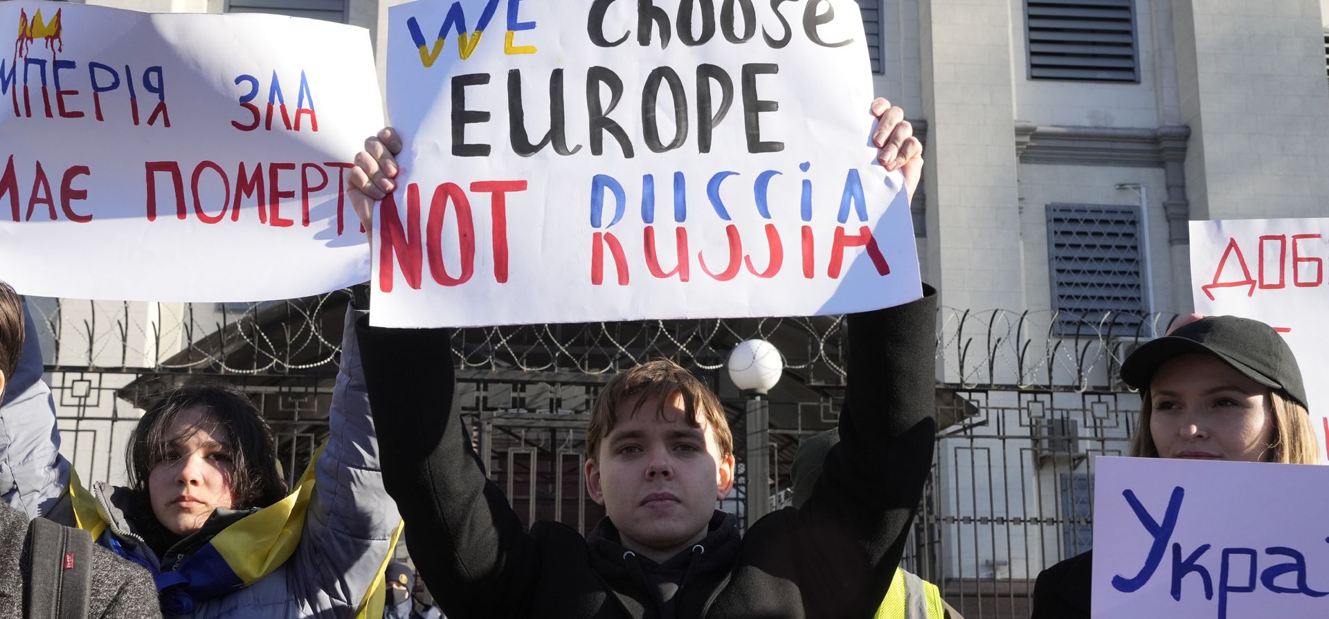 Manifestantes sostienen carteles frente a la embajada rusa en Kiev, Ucrania, el martes 22 de febrero de 2022. Rusia dice que su reconocimiento de la independencia de las áreas en el este de Ucrania se extiende al territorio actualmente en manos de las fuerzas ucranianas.