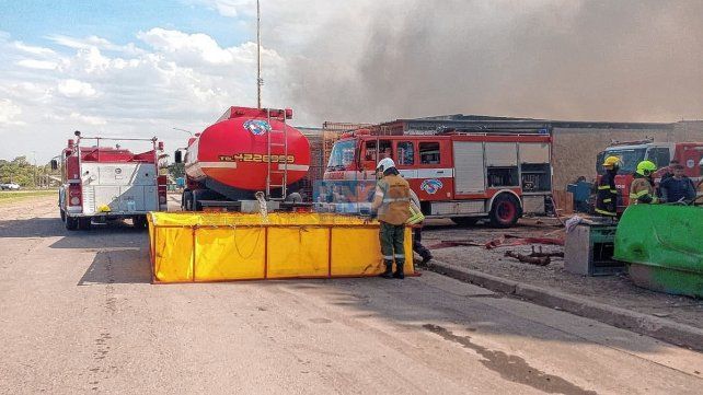 Un Incendio en terrenos puso en peligro varias viviendas