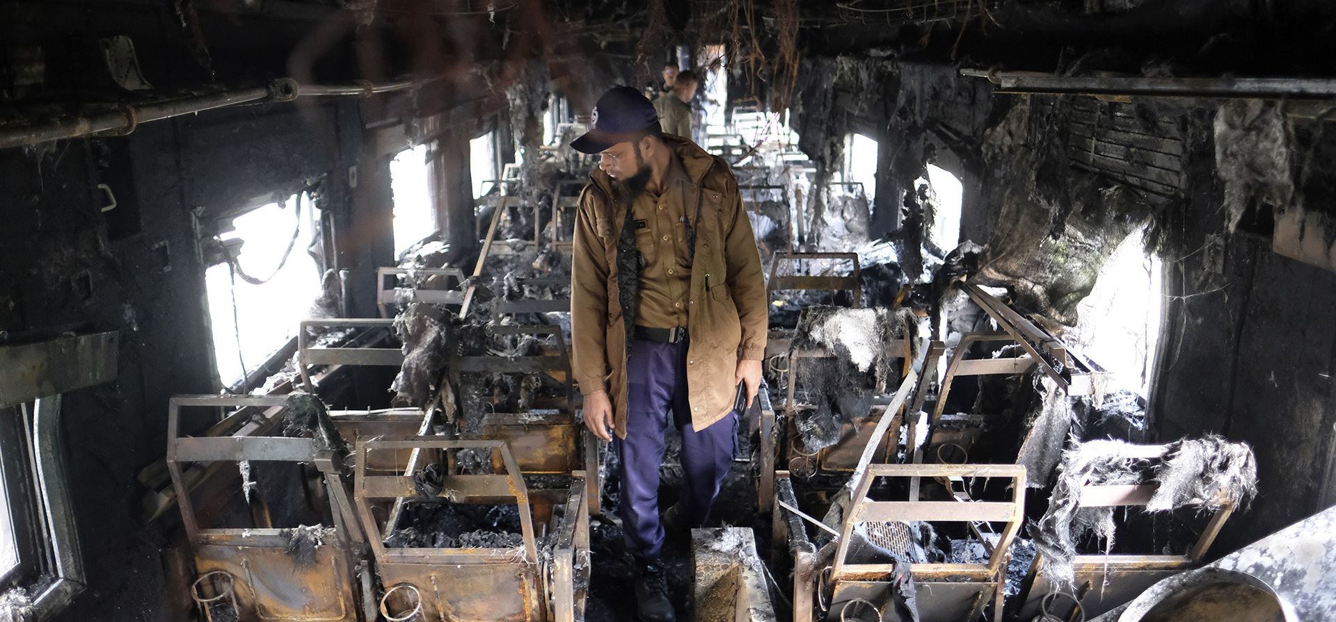 Un oficial de seguridad inspecciona el daño dentro de un tren de pasajeros que se incendió, donde murieron cuatro personas en Dhaka, Bangladesh, el martes 19 de diciembre de 2023. (AP Photo/Mahmud Hossain Opu) Un oficial de seguridad inspecciona el daño dentro de un tren de pasajeros que se incendió, donde murieron cuatro personas en Dhaka, Bangladesh, el martes 19 de diciembre de 2023. (AP Photo/Mahmud Hossain Opu)