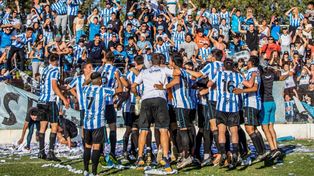 Los jugadores de Trebolense festejan junto a los hinchas el pasaje a la final del Clausura.