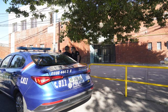 En el complejo Rosa Ziperovich hay una custodia fija frente a la escuela y en los dos corredores que usan los alumnos para llegar.