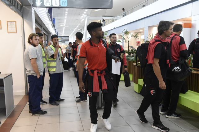 Jherson Mosquera camina por uno de los pasillos del aeropuerto, seguido con la vista por trabajadores del aeropuerto.