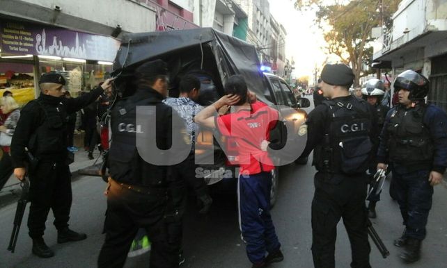 Peleas, robos y violencia en  una pensión de Mendoza 2700