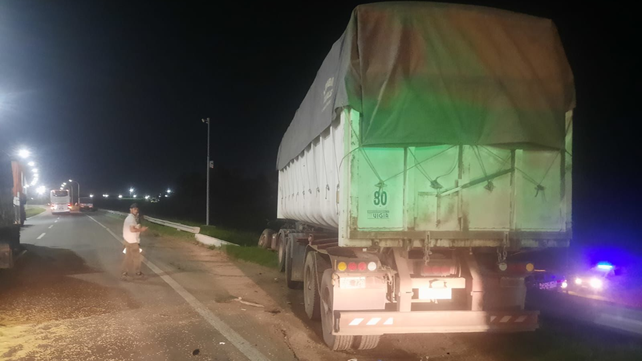 Choque en la autopista. El camión que se partió en dos y la cabina cayó del puente