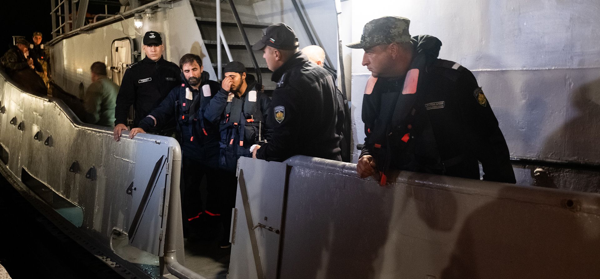 Cuatro marinos rescatados de un barco hundido tras un ataque de dron, el HS Dignity, se ven en el barco de rescate de la Marina búlgara Mizar, mientras son trasladados al puerto de Varna, Bulgaria, el martes 13 de octubre de 2026. (Moreto.net via AP) Cuatro marinos rescatados de un barco hundido tras un ataque de dron, el HS Dignity, se ven en el barco de rescate de la Marina búlgara Mizar, mientras son trasladados al puerto de Varna, Bulgaria, el martes 13 de octubre de 2026. (Moreto.net via AP)