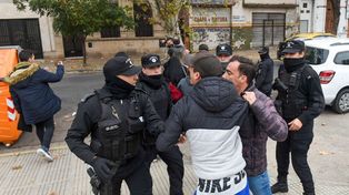 El padre de Priscila Denoya, Omar Denoya, tuvo que ser escoltado por policías ante los insultos y reproches de allegados a la familia Guenchul por el polémico fallo.