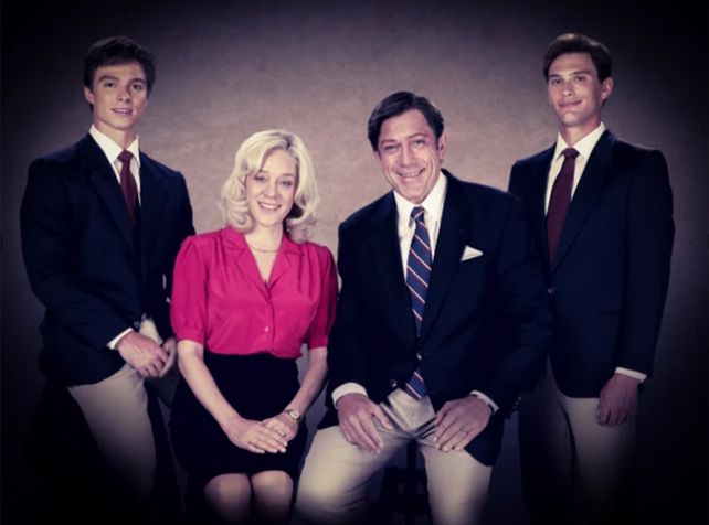 Cooper Koch, Chloë Sevigny, Javier Bardem y Nicholas Alexander Chavez en Monstruos: La historia de Lyle y Erik Menendez.
