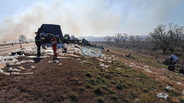 Puente Victoria - Rosario: chocaron dos camiones y hay personas fallecidas