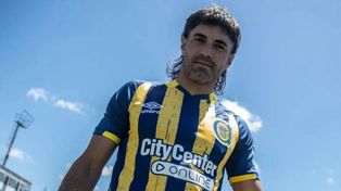 Ignacio Malcorra posó con la nueva camiseta de Central que estrenará esta noche en el partido ante Atlético Tucumán.