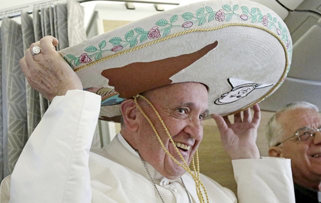 Buen humor. El pontífice se probó un sombrero mexicano en el avión.