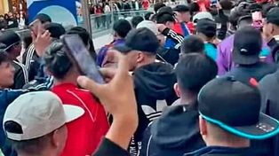 En la juntada los adolescentes pasean con sus ropas deportivas favoritas.