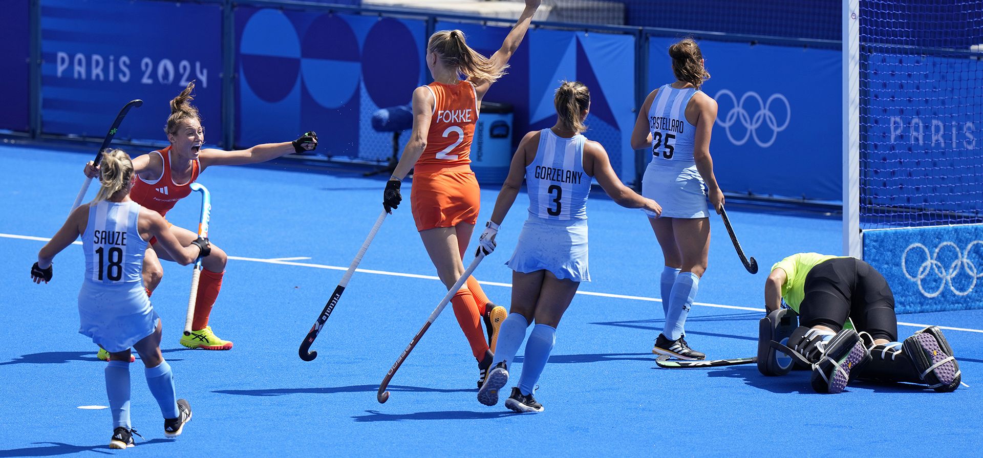 La jugadora de Holanda Luna Fokke (centro) celebra tras anotar el primer gol de su equipo durante el partido de semifinales de hockey sobre césped femenino entre Argentina y Holanda en el Estadio Yves-du-Manoir durante los Juegos Olímpicos de Verano de 2024, el miércoles 7 de agosto de 2024, en Colombes, Francia. (Foto AP/Aijaz Rahi) La jugadora de Holanda Luna Fokke (centro) celebra tras anotar el primer gol de su equipo durante el partido de semifinales de hockey sobre césped femenino entre Argentina y Holanda en el Estadio Yves-du-Manoir durante los Juegos Olímpicos de Verano de 2024, el miércoles 7 de agosto de 2024, en Colombes, Francia. (Foto AP/Aijaz Rahi)