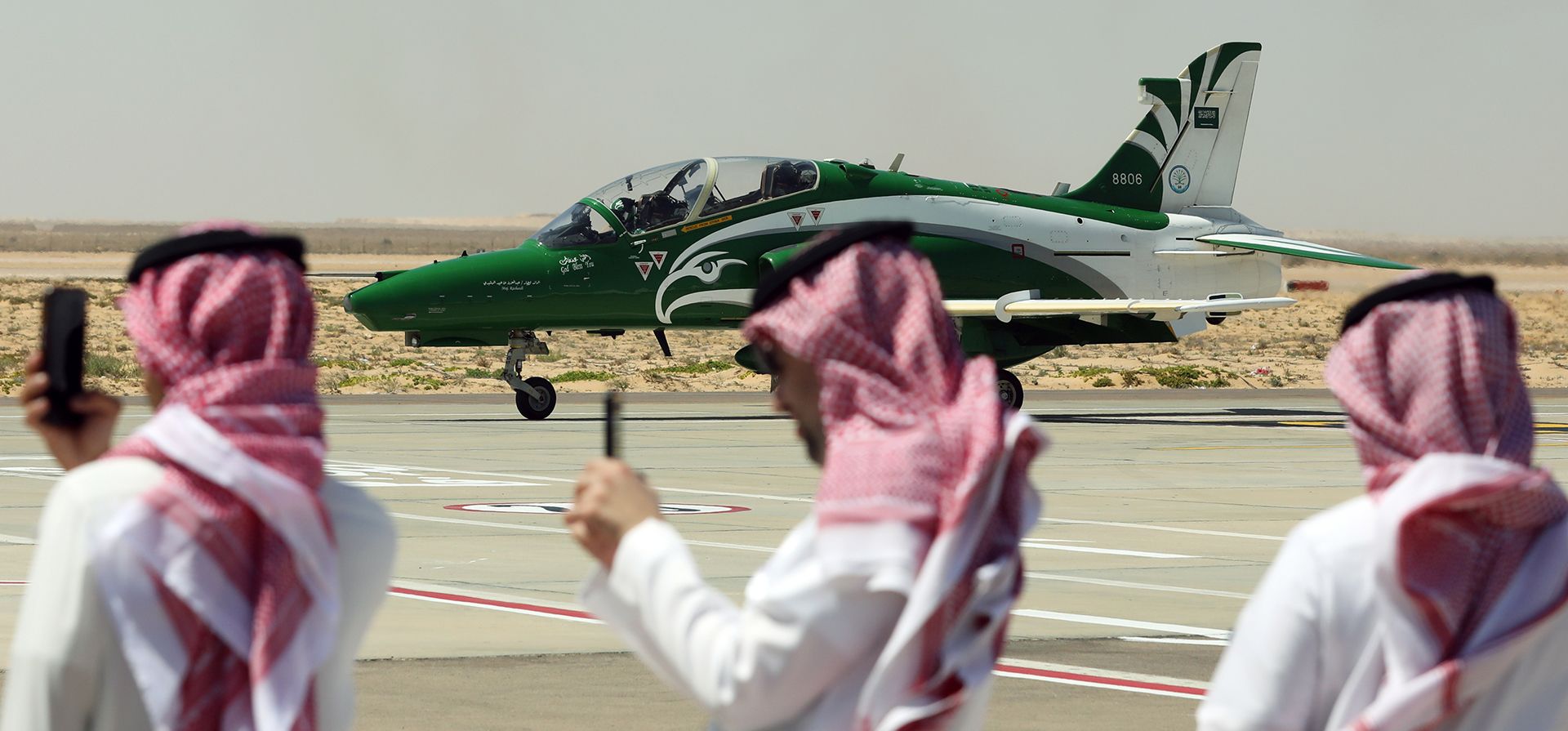 Unos visitantes se preparan para grabar el despegue de un avión saudí durante la segunda edición del Salón Aeronáutico Internacional de Egipto en el aeropuerto de El Alamein, Egipto, el miércoles 9 de septiembre de 2026. (Foto AP/Khaled Elfiqi) Unos visitantes se preparan para grabar el despegue de un avión saudí durante la segunda edición del Salón Aeronáutico Internacional de Egipto en el aeropuerto de El Alamein, Egipto, el miércoles 9 de septiembre de 2026. (Foto AP/Khaled Elfiqi)