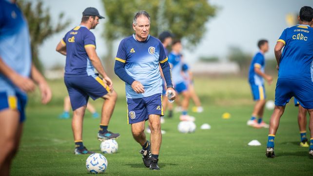 Ariel Holan piensa todavía el equipo que pondrá en cancha el próximo sábado en el Monumental.