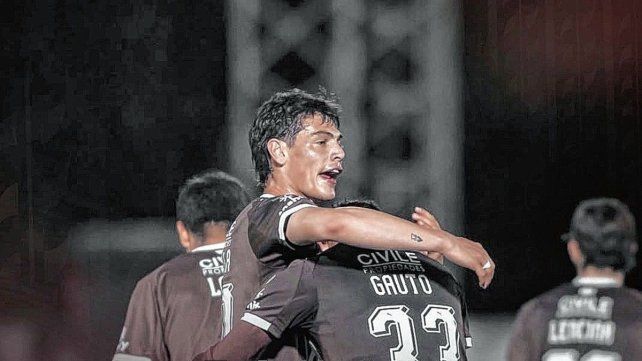 Platense venció a Gimnasia de Mendoza por 2-1.