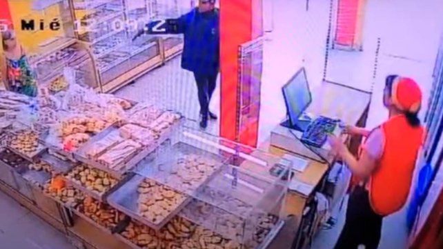 Robo a mano armada en una panadería ubicada en Av. Facundo Zuviría al 4300.