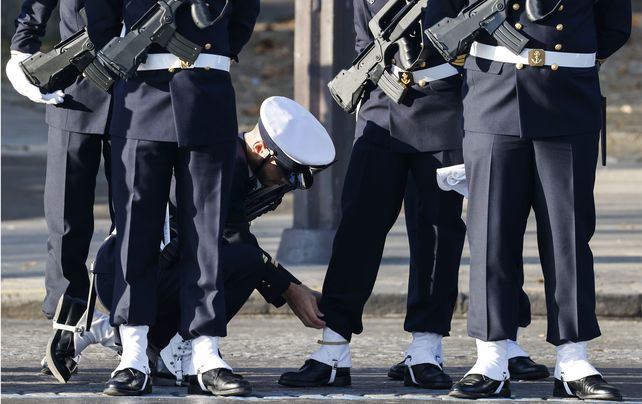 Miembros de la armada francesa realizan controles de uniforme de última hora antes del inicio de la ceremonia que marca el 103° aniversario del Día del Armisticio, en el Arco de Triunfo, el jueves 11 de noviembre de 2021 en París.