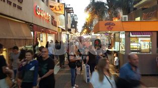 Llena de gente la peatonal santafesina en un domingo de puertas abiertas