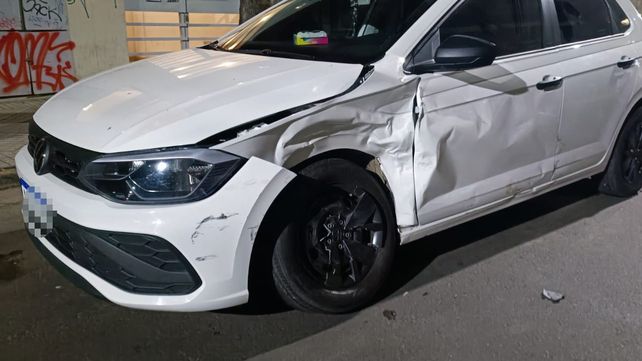 La rueda delantera izquierda se torció debido al choque.