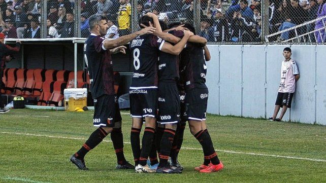 Colón anotó en 45 los mismos goles que había marcado en los nueve partidos anteriores. Colón anotó en 45 los mismos goles que había marcado en los nueve partidos anteriores.