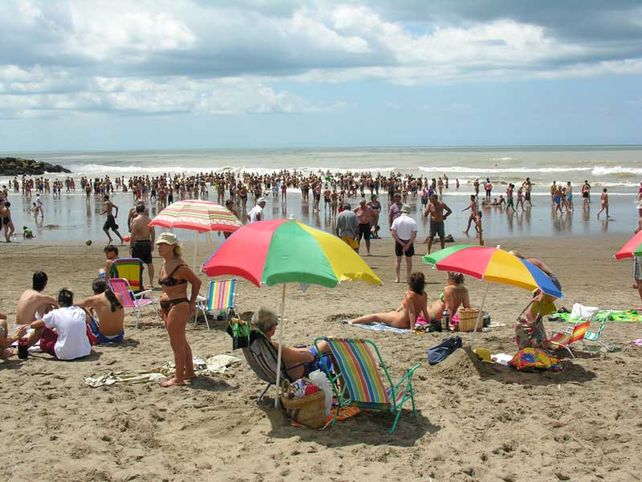 Escándalo en la arena: echan a turistas de las playas públicas en Mar del Plata para impedir las sombrillas
