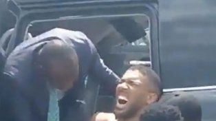 Anthony Joshua mientras era retirado del auto.