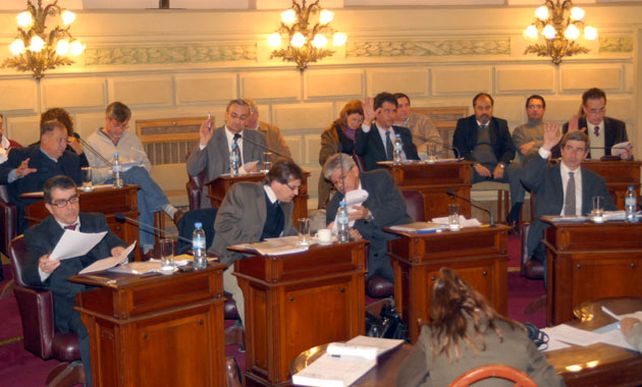 Los senadores recibirán 144 mil pesos por mes, algo que institucionaliza las dádivas