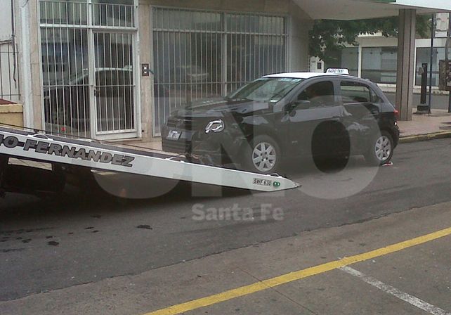 Un auto quedó dentro de un local tras un choque