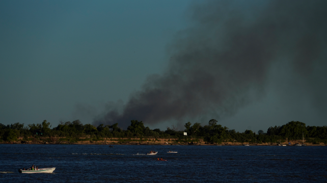 La postal menos deseada. Las columnas de humo por los incendios en las islas&nbsp; volvieron a verse sobre Rosario y la región en los últimos días.