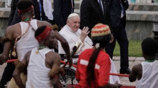 El papa Francisco arremetió este martes contra el “colonialismo económico” desde la capital de la República Democrática del Congo, donde fue recibido con fervor, en la primera etapa de un viaje a África que lo llevará también a Sudán del Sur.