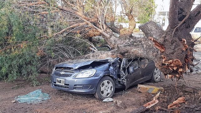 El auto donde quedó atrapado el policía en medio de la tormenta en la ciudad de Santo Tomé&nbsp;