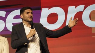 El gobernador Maximiliano Pullaro en el búnker oficialista una vez cerradas las elecciones.