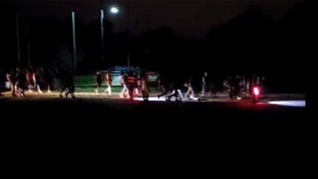 Con un móvil y banderilleros escoltan a los alumnos desde el apeadero del tren hasta la escuela Almafuerte