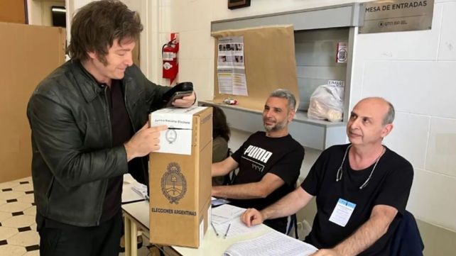 Milei votó rodeado de seguidores y habló de un enorme trabajo a pesar de la campaña del miedo