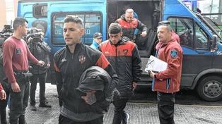 Los jugadores de Patronato detenidos bajan de un móvil policial para declarar en una Fiscalía porteña.
